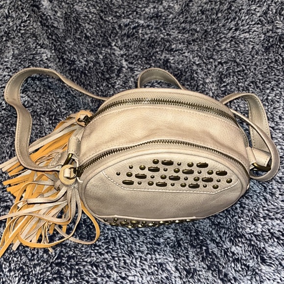 Tan round shape shoulder bad. - Picture 2 of 2